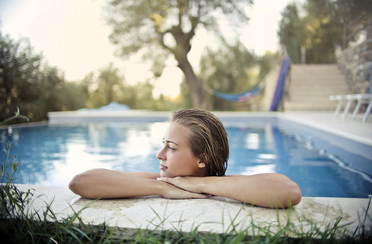 Piscine hors sol nettoyage : 7 astuces efficaces pour une eau cristalline en 2026